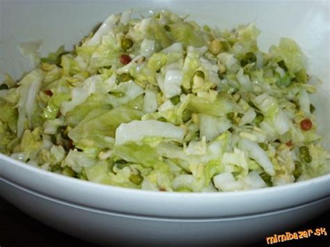 Zmes čínskej kapusty, olív a cherry paradajok v miske