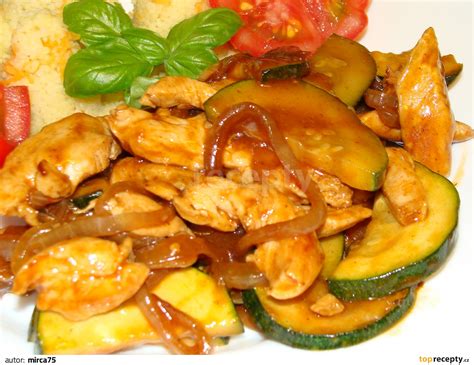 Hotové morčacie soté s cuketou a špenátom