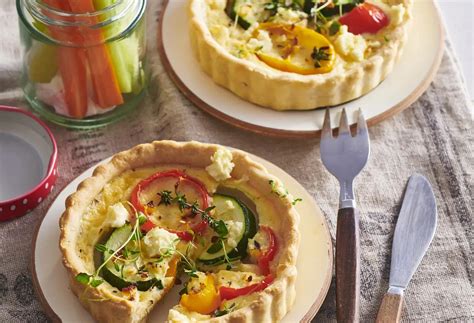 Tradičný francúzsky quiche s rôznou zeleninou