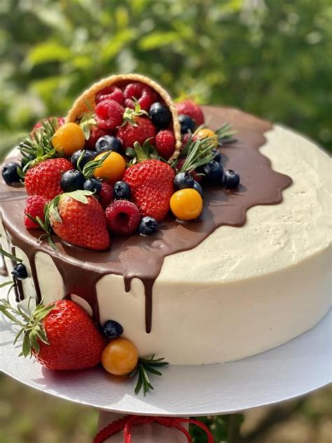 Torta zdobená Kinder čokoládkami a ovocím