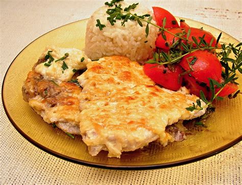 Krkovička na cibuľke s kyslou smotanou a syrom