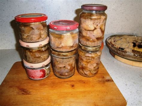 Zavárané mäso podávané s chlebom a zeleninou