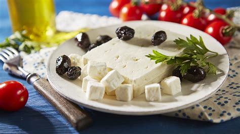 Zloženie šalátu: paradajky, šošovica, feta syr, cibuľka