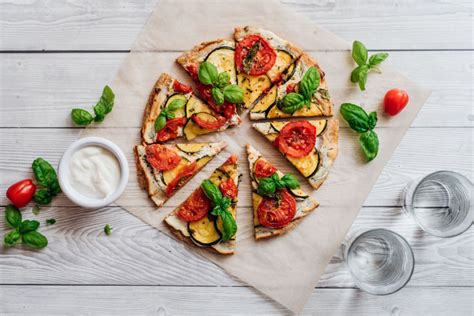 Dochutená pizza čerstvými bylinkami