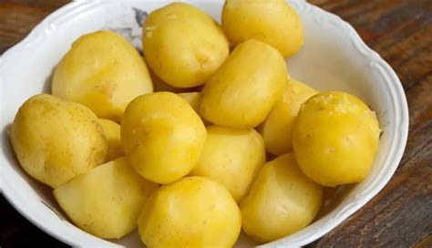 Nakrájané a uvarené zemiaky pripravené na opekanie