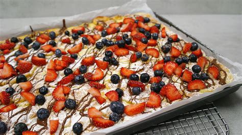 Zlatý korpus orechového koláča na plechu