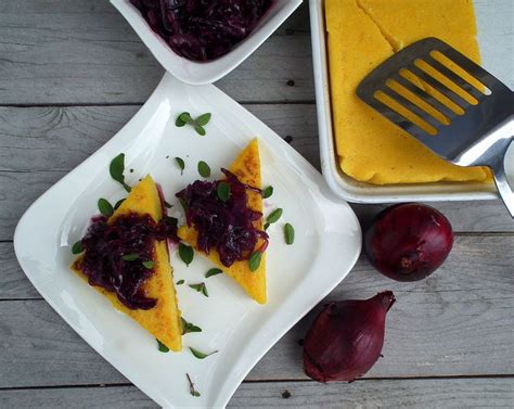 Hotová polenta s cibuľovým čatní