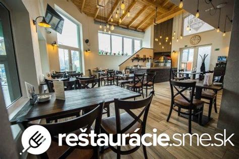 Pizza s ťahaným syrom v reštaurácii Posedenie Na rohu