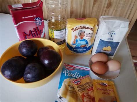 Pripravené vykôstkované slivky a posýpka