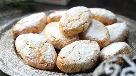 Ricciarelli sušienky na vianočnom stole