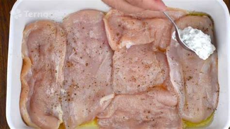 Kuracie rezne so strúhankou a kyslou smotanou
