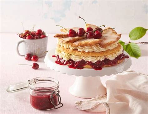 Servírovaná čerešňová torta z lístkového cesta