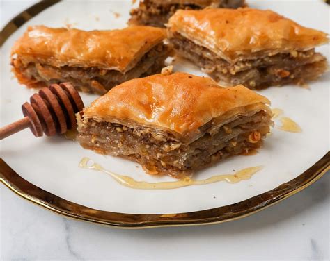 Čerešňová baklava s citrónovou dekoráciou