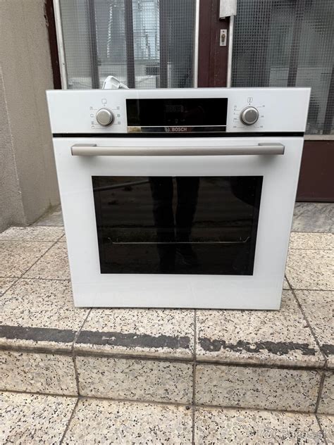 Technik opravujúci rúru