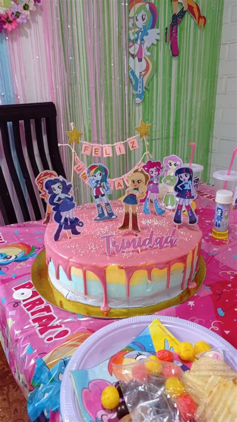 Hotová torta Equestria zdobená jedlými dekoráciami