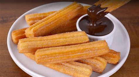 Churros s čokoládovým dipom a Champurrado