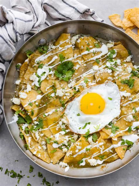 Tradičné Chilaquiles s rôznymi prílohami