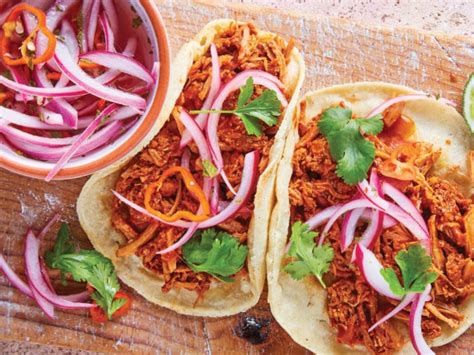 Cochinita Pibil podávaná s tortillami a prílohami