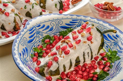 Chiles en Nogada s farbami mexickej vlajky