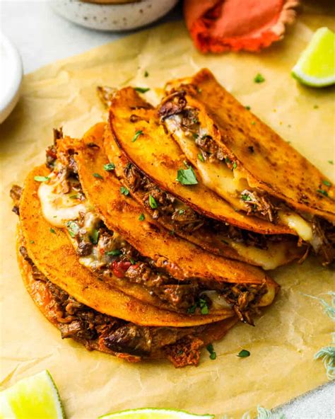 Quesabirria tacos s consommé na namáčanie