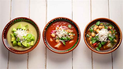 Rôzne druhy polievky Pozole (rojo, verde, blanco)