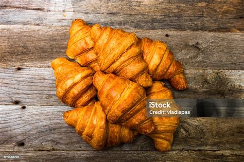 čerstvé croissanty na plechu na pečenie