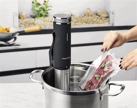 Sous Vide zariadenie a vákuovo balené jedlo vo vodnom kúpeli