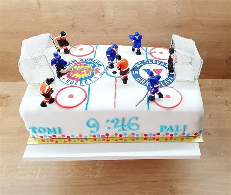 Hokejová torta s dresom a hokejkou z fondánu