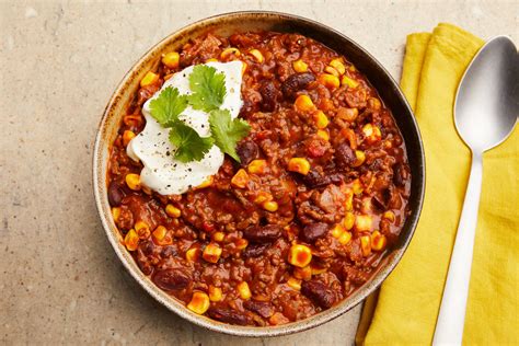 Misa plná chilli con carne s čerstvým koriandrom