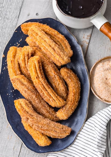 Tanier plný churros s čokoládovou omáčkou