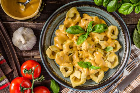 Tortellini na tanieri s omáčkou