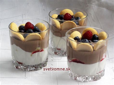 Ovocný puding v pohári s čerstvým ovocím