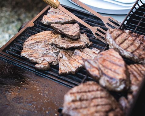 Grilovaný hovädzí steak s whiskey BBQ omáčkou