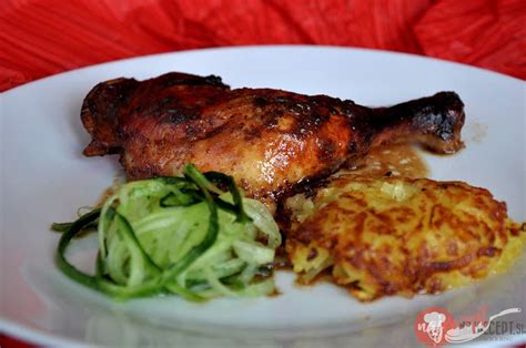 Grilované kuracie stehná podávané s hranolkami a BBQ omáčkou