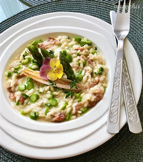 Krémové risotto so zelenou špargľou a sušenou šunkou