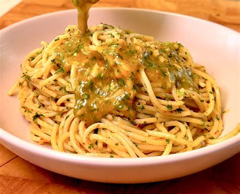 taniere so špagetami aglio olio a pečeným cesnakom