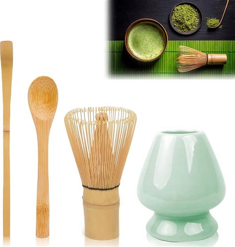 Zelený čaj matcha prášok a bambusová metlička