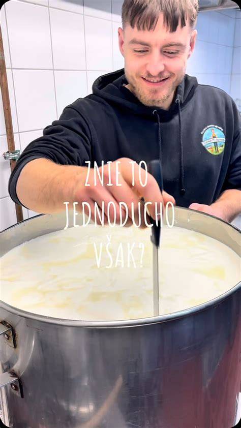 Precedenie zrazeného mlieka cez plátno