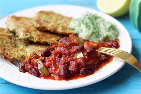 Cuketové placky podávané s chilli fazuľou a tzatziky šalátom