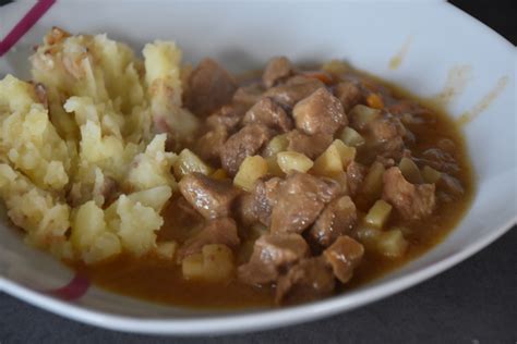 čerstvo pripravené morčacie ragú so zeleninou