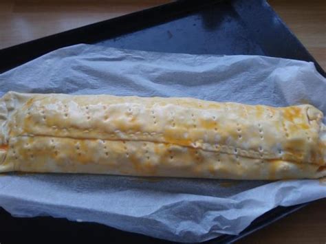 Hotová tvarohová štrúdľa posypaná práškovým cukrom