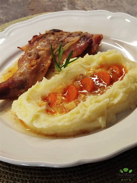 Pečený králik na cesnaku a slanine