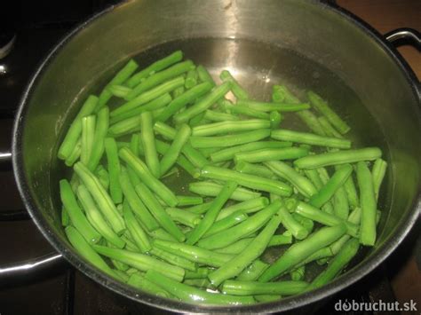 Zelená fazuľka pripravená na čistenie