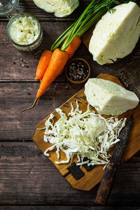 Proces kvasenia kapusty v drevenom sude