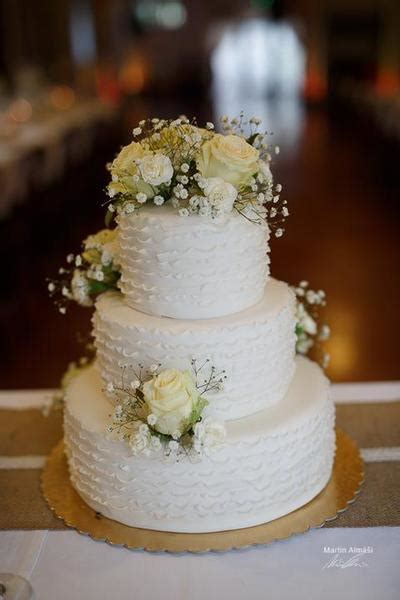 Svadobná torta zdobená živými kvetmi