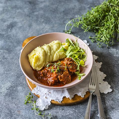 Hovädzie líčka s fazuľovým ragú a chipsami zo sladkých zemiakov