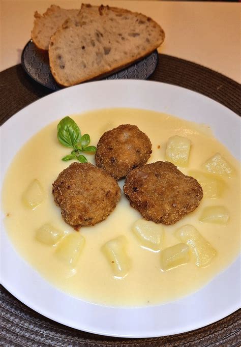 Zemiaky a fašírky na tanieri