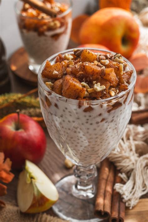 chia puding s jablkami a škoricou v pohári
