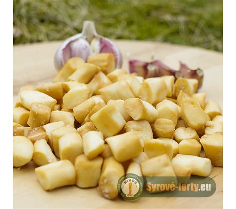 Košík plný čerstvých ingrediencií: syry, údené ryby, orechy, ovocie