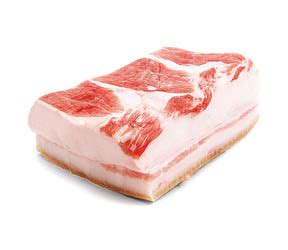 Nakrájaná surová slanina pripravená na škvarenie